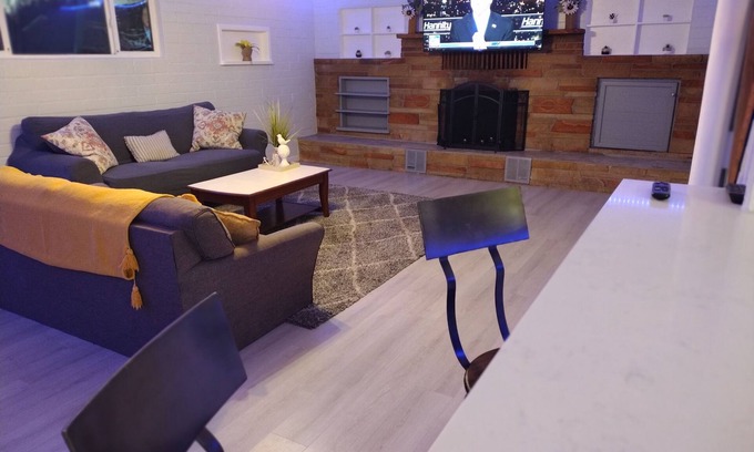 Citrus Heights House | Spacious Modern 3bd 2bath/70" 4K LED TV & Firepit with outdoor seating for 10!