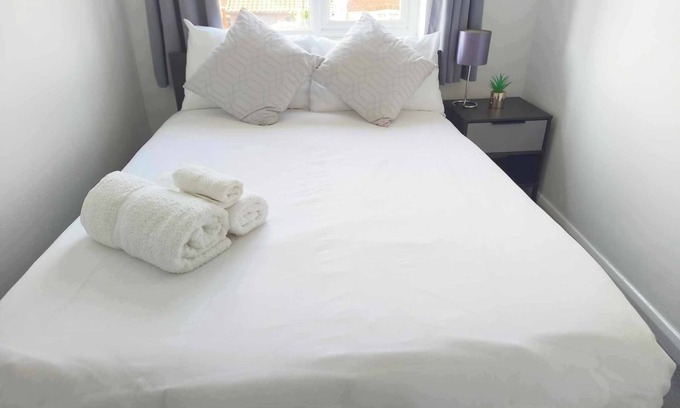 Aylesbury House | Spacious Monmouth House in Aylesbury: Ideal for Professionals and Large families