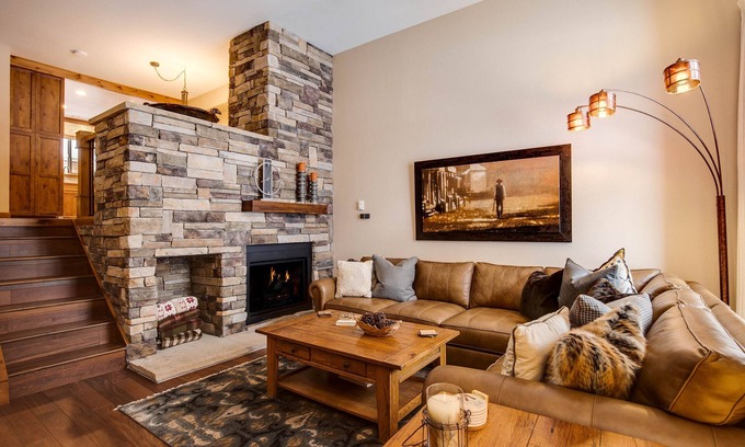 Four O'Clock House | Spacious Mountain Townhouse. Great Location!