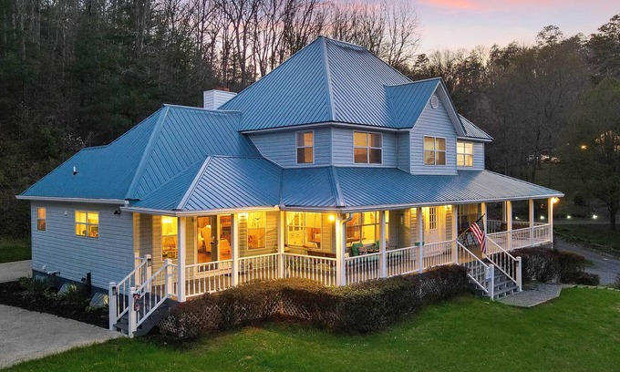 Murphy House | Spacious Murphy Home w/Game Room + Fire Pit!