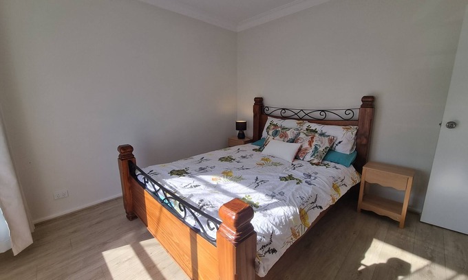 Sunshine North House | Spacious & Newly Home 15min to Airport& CBD. Free Parking/WI-FI. Sunshine North