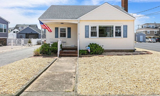 Beach Haven Gardens House | Spacious Oceanside Home that sleeps 14