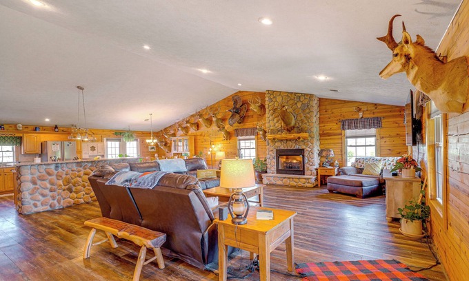 Leasburg Cabin | Spacious Ozarks Family Home - Private Pool & Grill