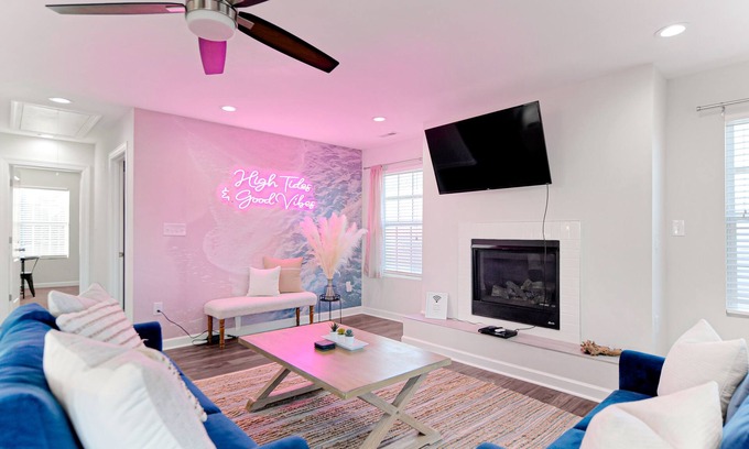 North Camellia Acres House | Spacious, Pet Friendly Whole House, 1 block from the Beach