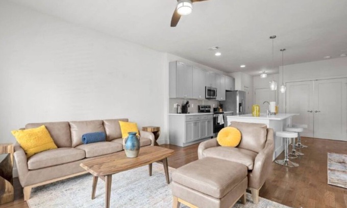Country Club Plaza Area Apartment | Spacious Plaza 2BED Apartment