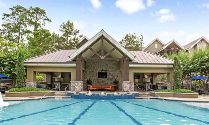 Grogan's Mill Apartment | Spacious Pool View 1 Bedroom/1 Bath Condo in The W