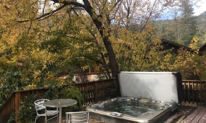 Fern Valley Cabin | Spacious Private 2 Bedrooms 2 bathrooms Cabin with Hot Tub
