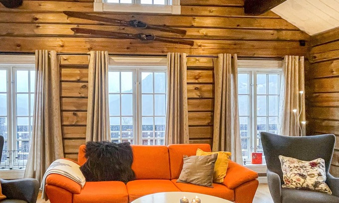 Tyinkrysset House | Spacious, pretty log cabin with sauna and fantastic panoramic view of the mountainous surroundings.