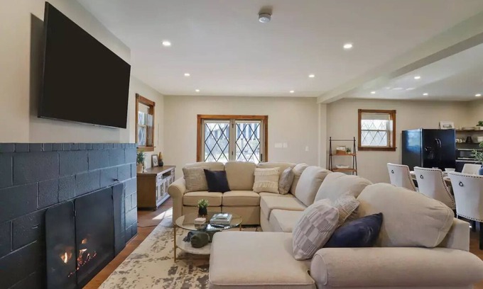 Saint Thomas House | Spacious & Private 4BR Retreat - A Unique Getaway Just 3 miles to Gold Fish Barn