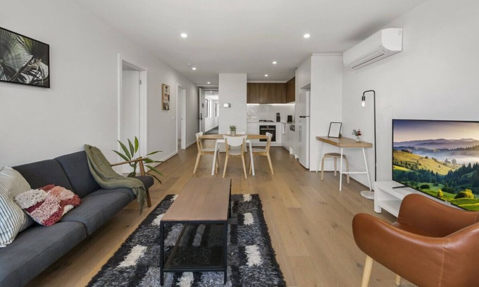 Moonee Ponds Apartment | Spacious Private Apartment with City Views