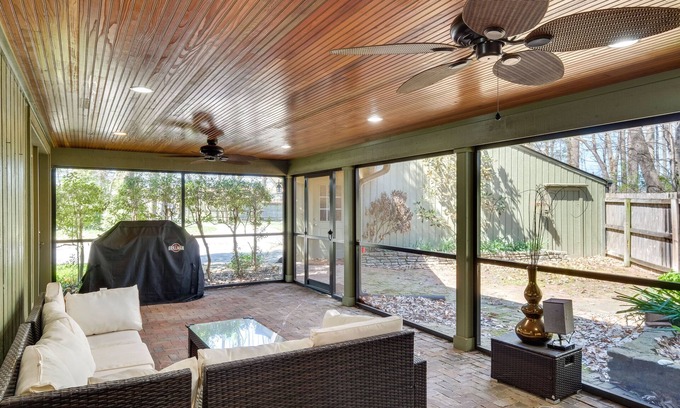 Harrods Creek Cottage | Spacious Prospect Cottage w/Deck & Scenic Views