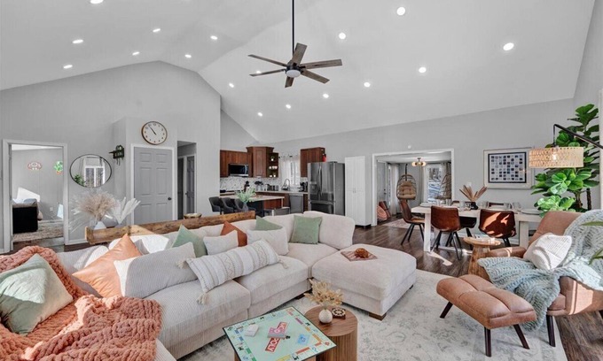 Tobyhanna House | Spacious Ranch Getaway HotTub 2 KingBeds DogFriendly Arcade 75" 4K TVs