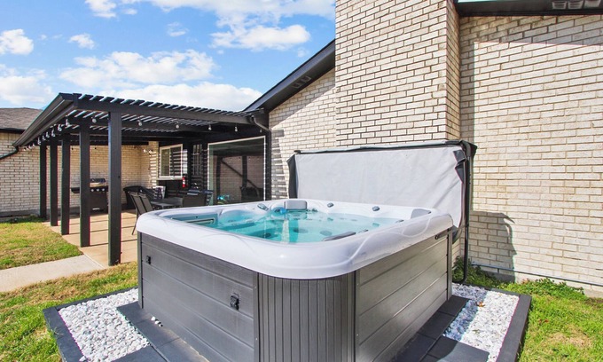 The Colony House | Spacious Ranch Style home in The Colony! Pool, Hot Tub & More!