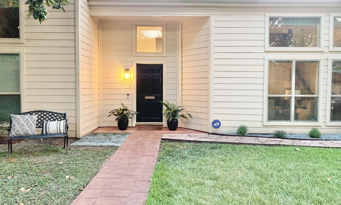 Brookhollow House | Spacious & relaxing Mid Century 3 bedroom house with a nice patio