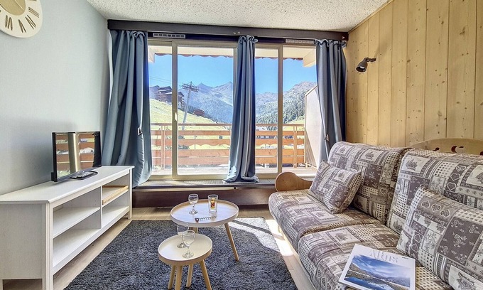 Meribel-Mottaret Apartment | Spacious renovated studio · Ski-in/ski-out · South-facing balcony