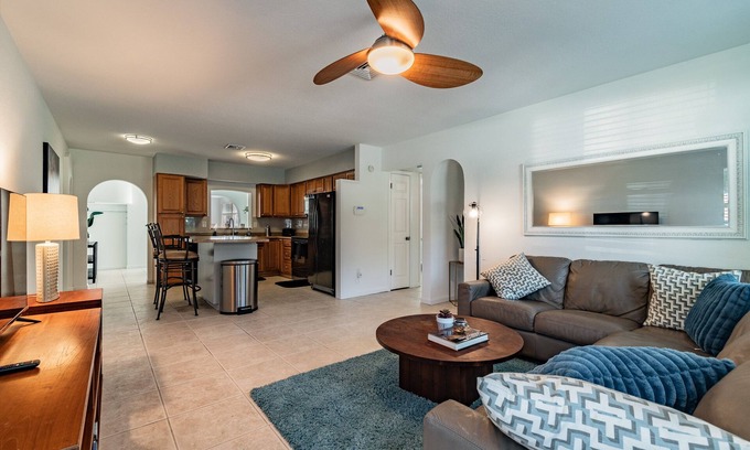 Ozona House | Spacious Renovated 3 bed/2 bath House In Ozona/Palm Harbor. INCLUDES KAYAKS.