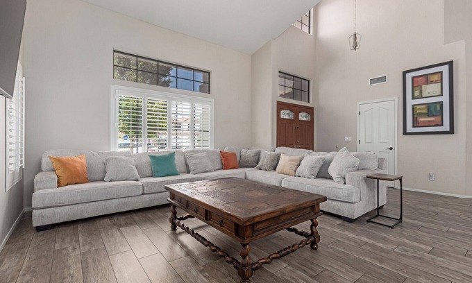 Glendale House | Spacious Resort like 4-bedroom House with fitness room, pool,BBQ- huge backyard