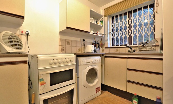 Seven Kings House | spacious room in shared house