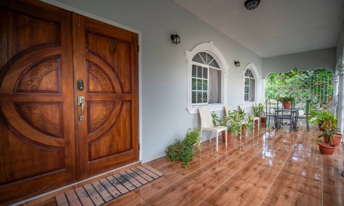 Runaway Bay House | Spacious Runaway Bay Home Near Beach and Dining