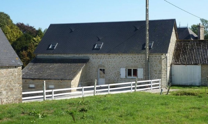 Amfreville Cottage | Spacious Rural House, 10 min from Utah Beach, Sleeps 9, Pet Friendly, Wi-Fi, Parking