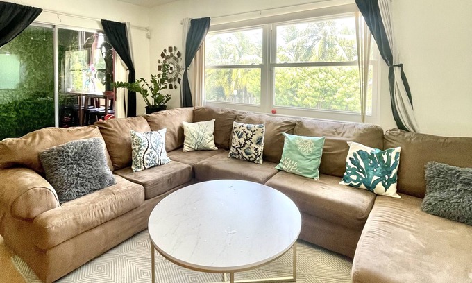 Royal Poinciana Condo | Spacious & Serene 2BR Apt B/W DT Hollywood & Hollywood Beach
