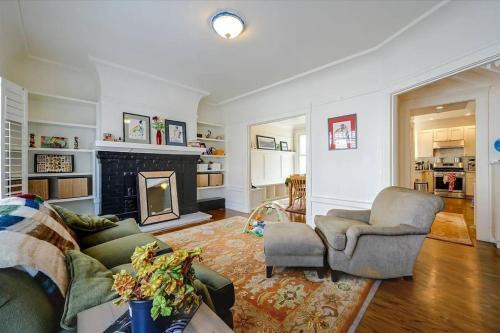 Central Richmond House | Spacious SF Haven - Cozy Bedrooms & Modern Kitchen