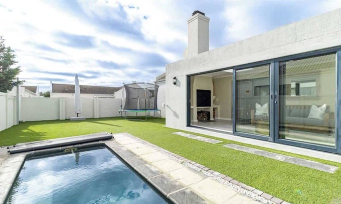Bloubergstrand House | Spacious Sunningdale Retreat with Poolside Charm
