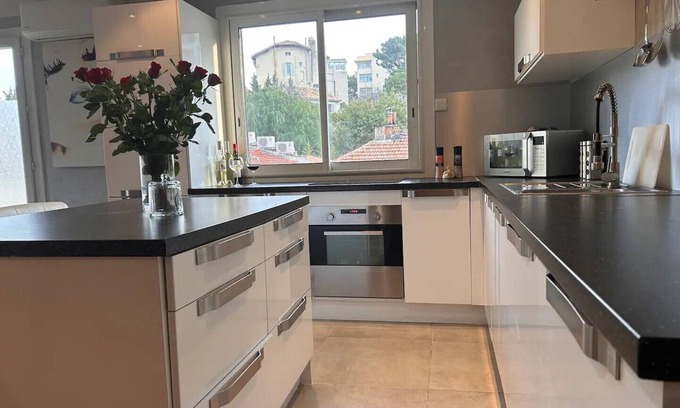 Vauban Apartment | Spacious T3 with balcony in Marseille