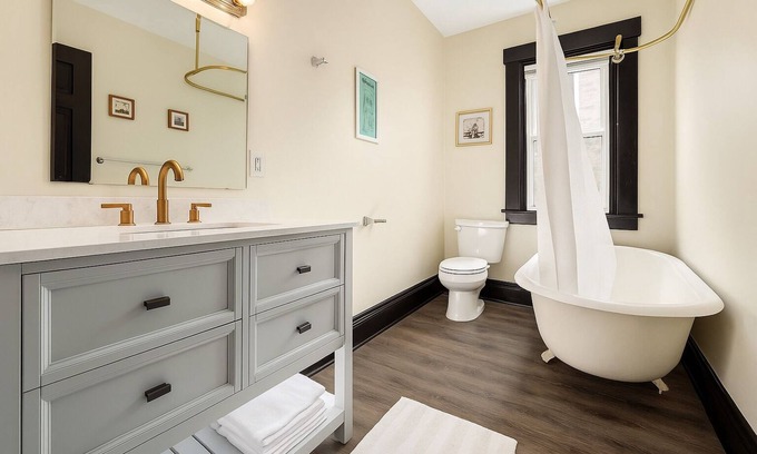 Livingston Park House | Spacious townhome near German Village 8 Beds