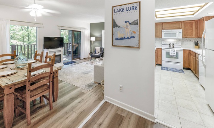 Lake Lure House | Spacious townhome within steps of Apple Valley Golf Course-Indoor pool!