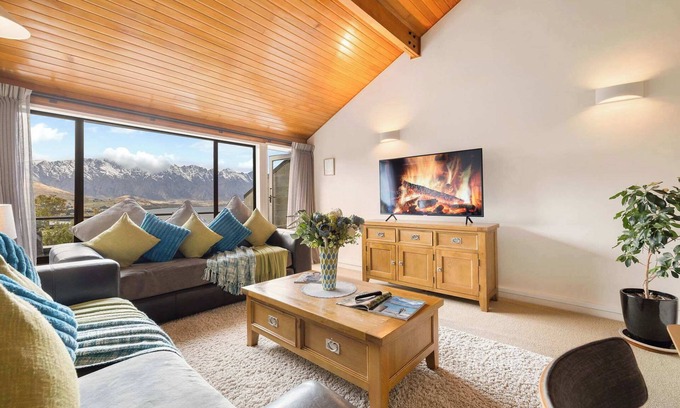 Fernhill House | SPACIOUS TOWNHOUSE INCREDIBLE ALPINE LAKE VIEWS