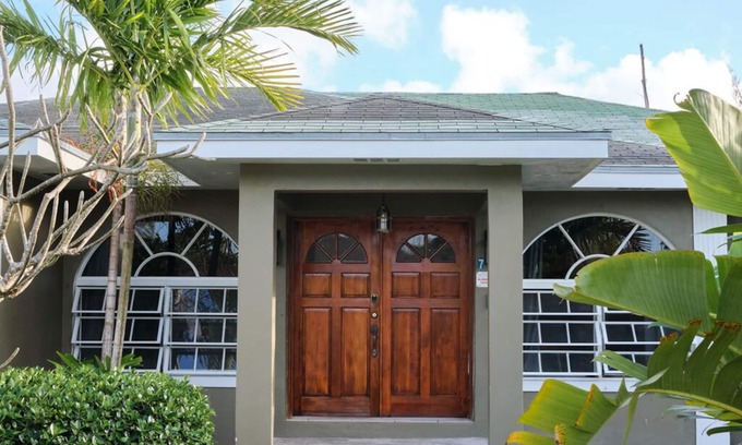 Gambier House | Spacious Tropical Getaway 🌴 - 3 mins from airport and beach