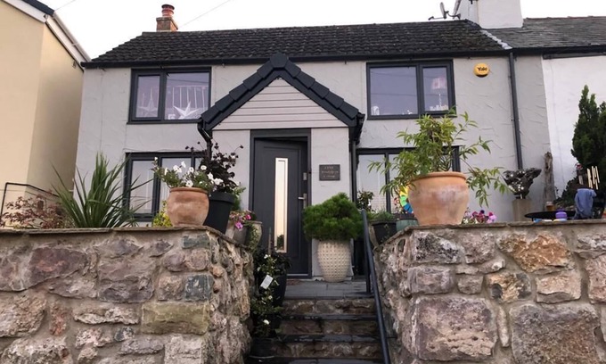 Glanwydden Cottage | SPACIOUS Two Bed WELSH Cottage in the Foothills of Snowdonia NORTH WALES
