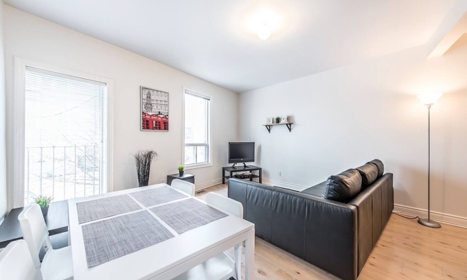 Niagara House | Spacious Urban King West 2 Bedroom With Parking
