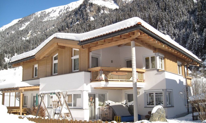 Sankt Leonhard im Pitztal Apartment | Spacious vacation apartment, 74m2, top furnishings in Tyrolean style, 2 bedrooms