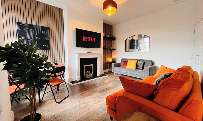 Eccles House | Spacious Victorian 5Bed/5Bath w Free Parking