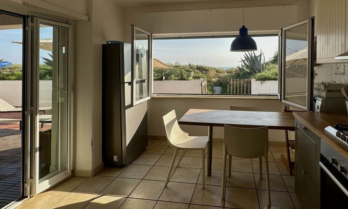 Lido dei Pini Cottage | Spacious villa on the beach "pieds dans l'eau" a few kilometers from Rome