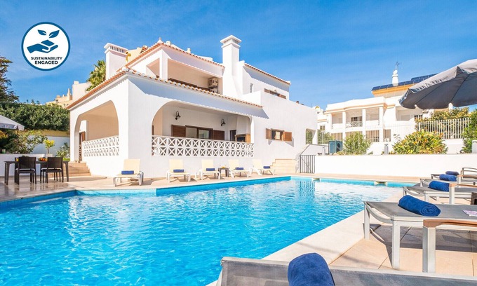 Montechoro Villa | Spacious villa w/heatable pool in Montechoro