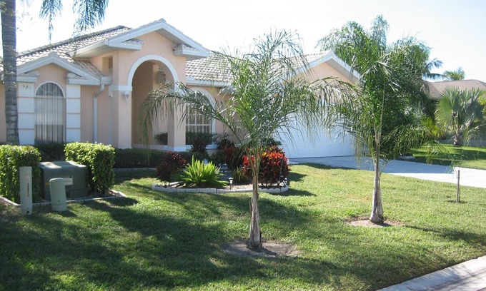 Crown Pointe House | Spacious villa with beheizb. Saltwater pool focused directly on the lake, south side
