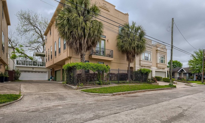 Montrose House | Spacious Vintage Townhome in The Heart of Houston!