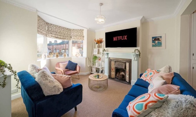 Cirencester House | Spacious w/Garden Heart of the town Wi-Fi Smart TV