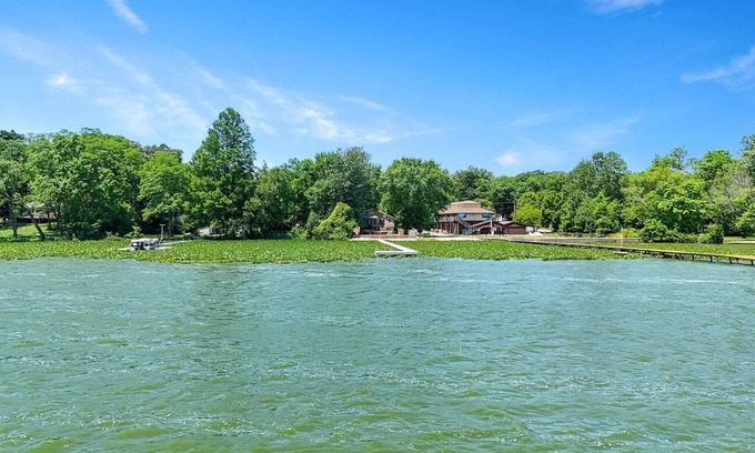 Cedar Lake House | Spacious water-facing 5-bedroom loft with backyard access to Cedar Lake