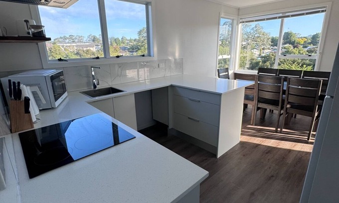 Henderson House | Spacious West Auckland Accommodation