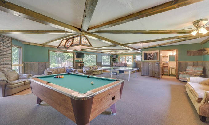 Winter House | Spacious Winter Retreat w/River Access + Kayaks!
