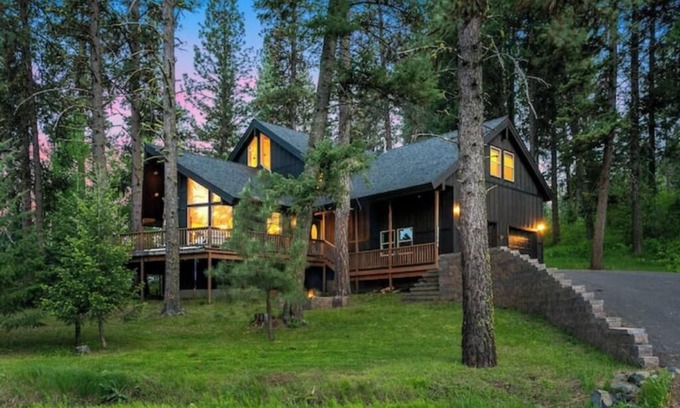 New Meadows Cabin | Spacious Wooded Getaway Cabin near McCallnn