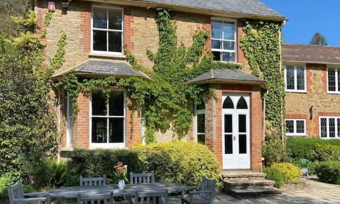 Farnham House | Spacious woodland retreat - Surrey Hills