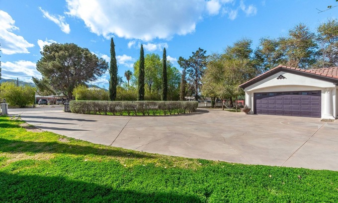 Laveen Village House | Spanish Castle - Huge yard+Basketball+Sleeps 25!