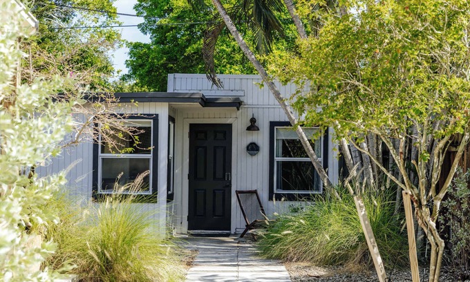 Croissant Park House | Spanish Tiny Home – Near Beach, Las Olas & Airport