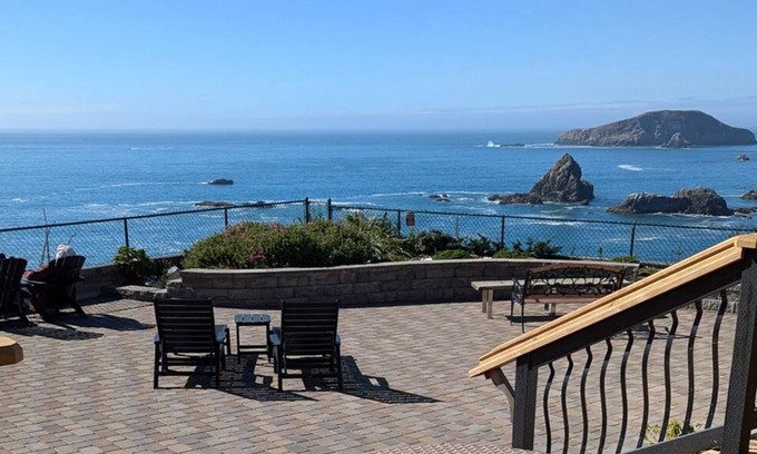 Brookings House | Sparkling Clean, Private & Quiet! Amazing Ocean Views [3]