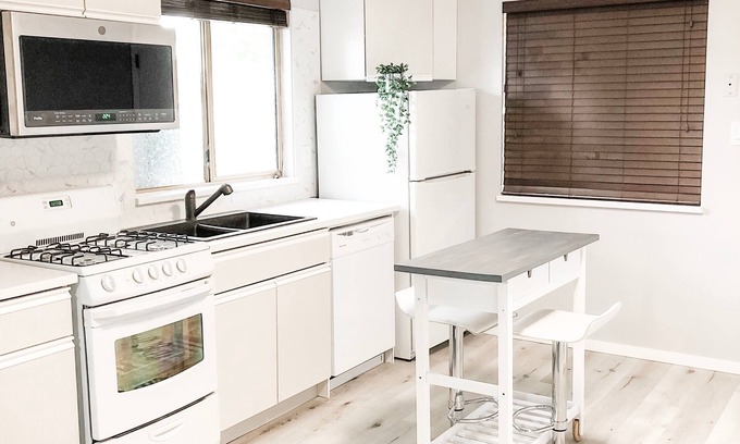 Maple Ridge House | Sparkling Modern Kitchenette Suite Close to Nature